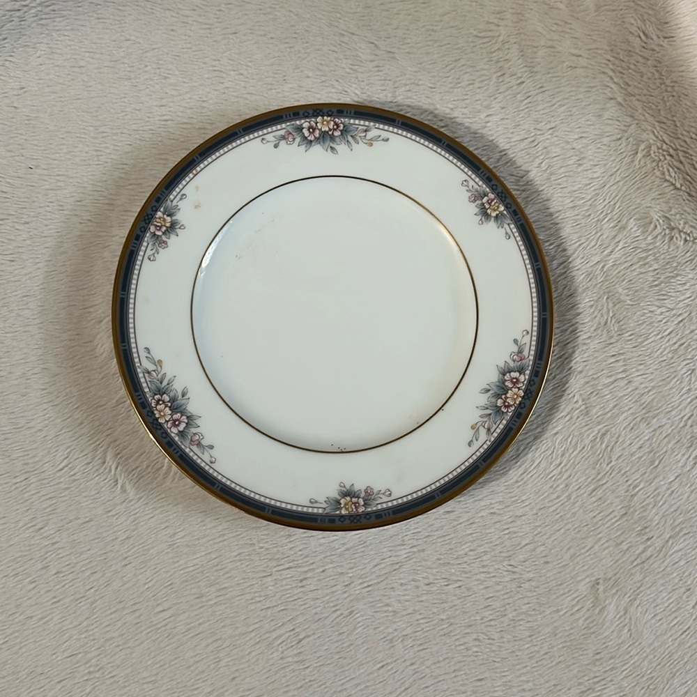 Noritake - Ontario Pattern - Set of 4 Bread & Butter/ Dessert Plates